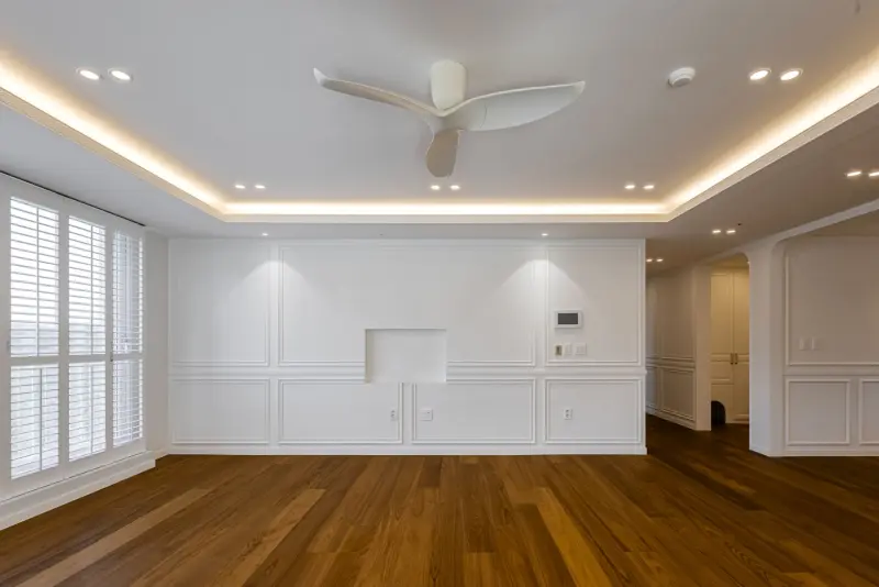 매립 TV존과 웨인스코팅의 클래식 거실 인테리어